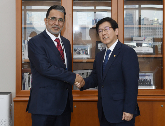 왼쪽부터 나세르 알 자스미 오만 재무부 사무총장과 최상대 기획재정부 2차관 [기획재정부 제공]